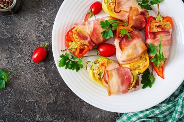 Süzme peynir ve plaka masanın üzerine pastırma ile biber dolması. Balkan gıda. Düz yatıyordu. Üstten görünüm