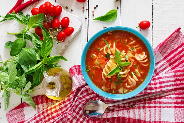 通心粉意大利菜汤配意大利面 西红柿汤 纯素食的食物 顶部视图 — 图库照片