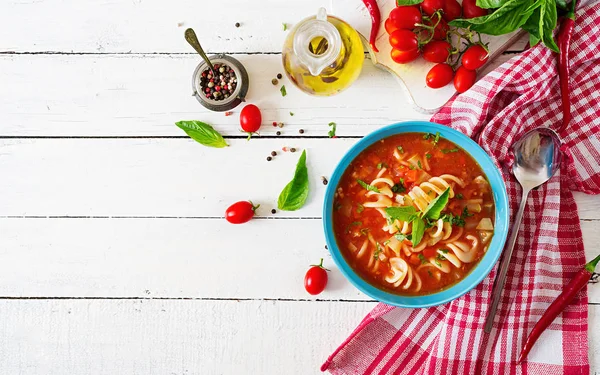 ミネストローネ パスタとイタリアの野菜スープ トマトのスープ ビーガン フード 平面図です フラットを置く — ストック写真