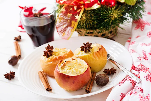 Maçãs Cozidas Recheadas Com Queijo Cottage Passas Amêndoas Natal Chapa — Fotografia de Stock