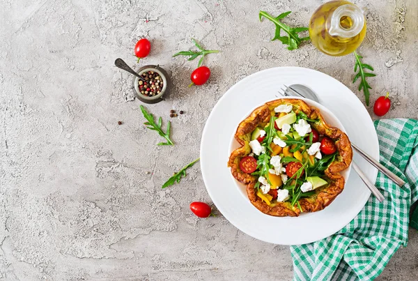 Omelett Mit Frischen Tomaten Avocado Und Mozzarella Gesunde Ernährung Ansicht — Stockfoto