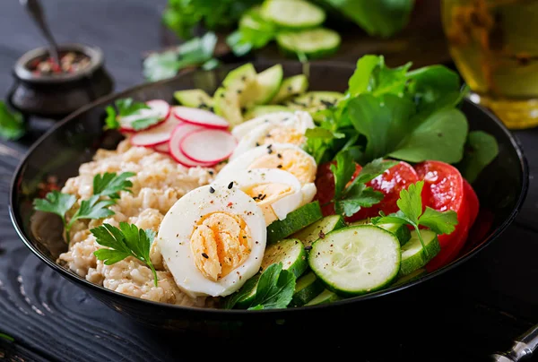 Ensalada Sana Hortalizas Frescas Los Tomates Aguacate Pepino Rábano Huevo —  Fotos de Stock