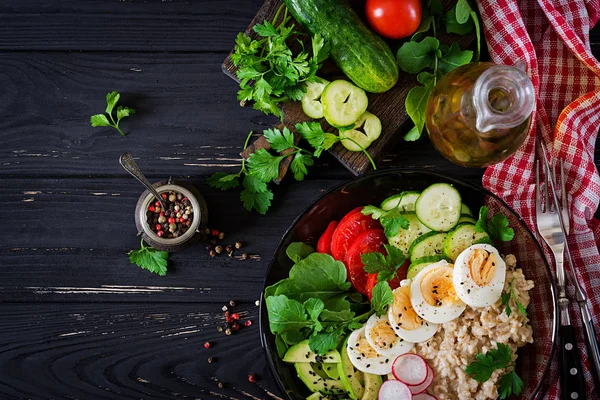健康的自制沙拉 不同的新鲜蔬菜 西红柿 芝麻菜和燕麦粥在碗里 饮食食品 — 图库照片