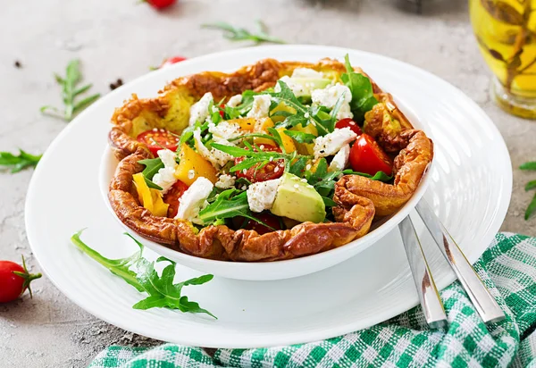 Tortilla Con Tomates Frescos Aguacate Queso Mozzarella Ensalada Tortilla Desayuno —  Fotos de Stock