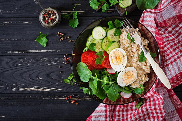 신선한 토마토 Arugula 그릇에 오트밀의 샐러드 다이어트 음식입니다 플랫이 — 스톡 사진