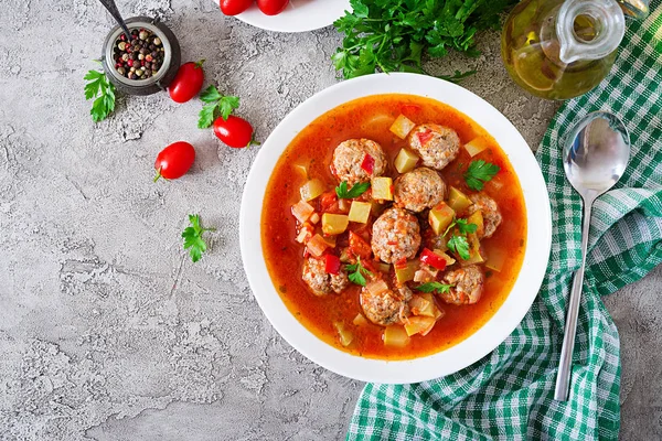 테이블에 그릇에 미트볼과 촬영으로 뜨거운 토마토 Albondigas 스페인 멕시코 음식입니다 — 스톡 사진