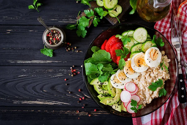 Sağlıklı Yapımı Salata Farklı Taze Sebze Domates Avokado Salatalık Turp — Stok fotoğraf
