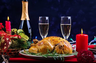 Fırında hindi. Noel yemeği. Noel masa parlak tinsel ve mumlarla süslü bir Türkiye ile servis edilir. Kızarmış tavuk, tablo. Aile yemeği.