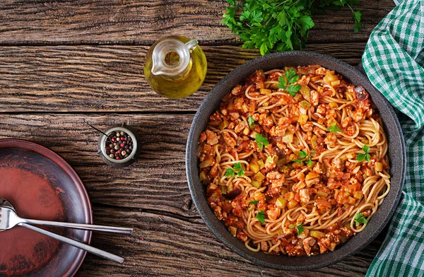 スパゲティ ボロネーゼ パスタ トマトソース 野菜とひき肉の 素朴な木製の背景に自家製の健康的なイタリアのパスタ 平面図です フラットを置く — ストック写真