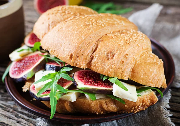 Sandwich Croissant Fresco Con Rúcula Queso Brie Higos Delicioso Desayuno — Foto de Stock