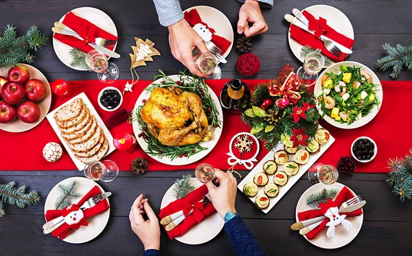 Ψημένη Γαλοπούλα Χριστουγεννιάτικο Δείπνο Χριστουγεννιάτικο Τραπέζι Σερβίρεται Μια Γαλοπούλα Διακοσμημένα — Φωτογραφία Αρχείου
