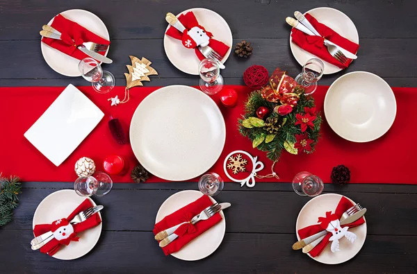 Mesa Navidad Preparada Para Servir Platos Paisajes Ramas Abeto Oropel —  Fotos de Stock