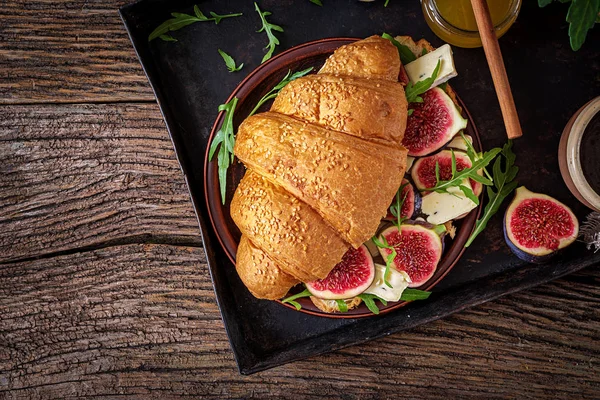 Sanduíche Croissant Fresco Com Queijo Brie Arugula Figos Delicioso Pequeno — Fotografia de Stock