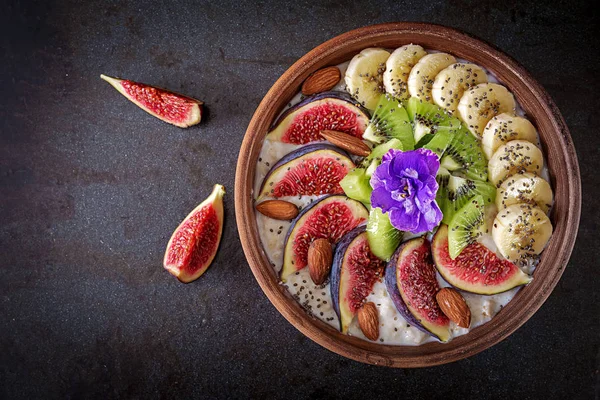 Läckra Och Hälsosamma Havregrynsgröt Med Kiwi Banan Fikon Mandel Och — Stockfoto