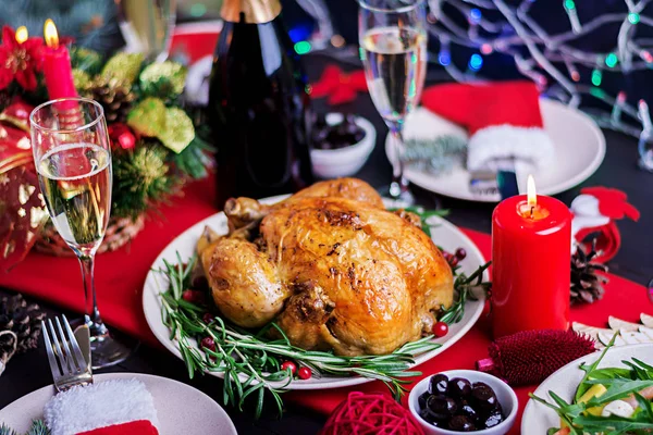 Tacchino Forno Cena Natale Tavolo Natale Servito Con Tacchino Decorato — Foto Stock