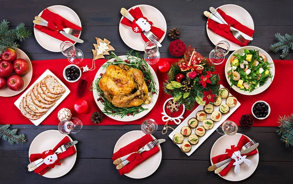 Ψημένη Γαλοπούλα Χριστουγεννιάτικο Δείπνο Χριστουγεννιάτικο Τραπέζι Σερβίρεται Μια Γαλοπούλα Διακοσμημένα — Φωτογραφία Αρχείου
