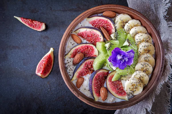 Läckra Och Hälsosamma Havregrynsgröt Med Kiwi Banan Fikon Mandel Och — Stockfoto