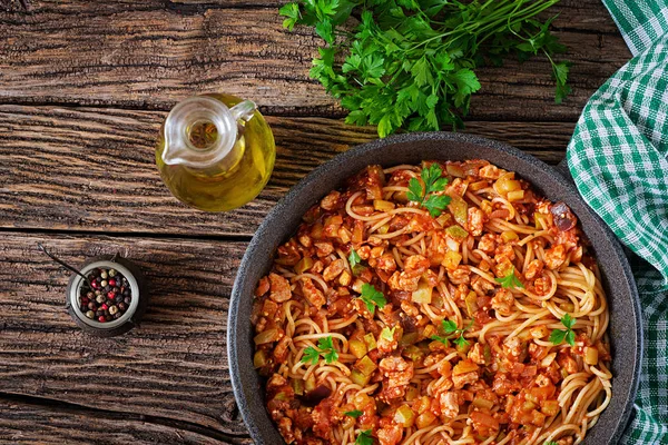 スパゲティ ボロネーゼ パスタ トマトソース 野菜とひき肉の 素朴な木製の背景に自家製の健康的なイタリアのパスタ 平面図です フラットを置く — ストック写真