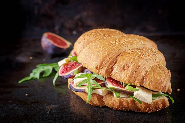 Panino Croissant Fresco Con Rucola Brie Fichi Deliziosa Colazione Cibo — Foto Stock