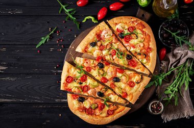 Lezzetli deniz ürünleri karides ve midye pizza siyah ahşap bir masa üzerinde