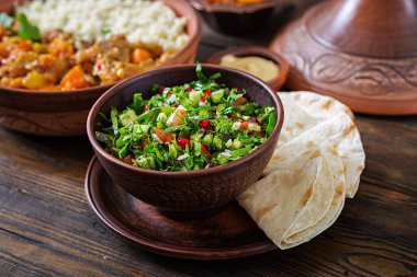 Taze salsa salata domates, biber, soğan ve otlar ile