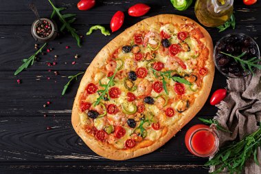 Lezzetli deniz ürünleri karides ve midye pizza siyah ahşap bir masa üzerinde