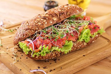 Somon Sandviç, smorrebrod peynir krem ve yeşil ahşap tablo