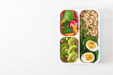 kavram sağlıklı gıda ve spor yaşam tarzı, beslenme çantası vejetaryen yemek üstten görünüm