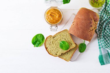 Taze ıspanak ekmek bir beyaz ahşap tablo