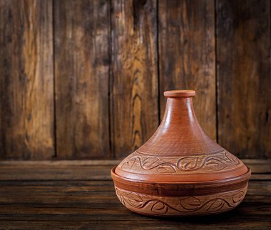 Fas tagine ahşap bir masa üzerinde. Kopya alanı