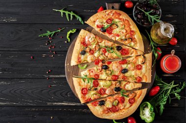 Lezzetli deniz ürünleri karides ve midye pizza siyah ahşap bir masa üzerinde