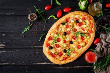 Lezzetli deniz ürünleri karides ve midye pizza siyah ahşap bir masa üzerinde