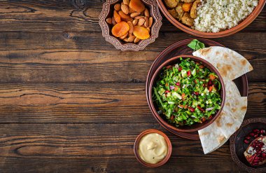 Taze salsa salata domates, biber, soğan ve otlar ile