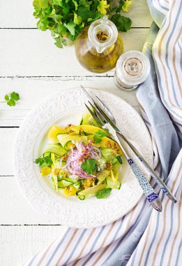 Sağlıklı vegan salata mango, salatalık, kişniş ve kırmızı soğan tatlı ve ekşi sos