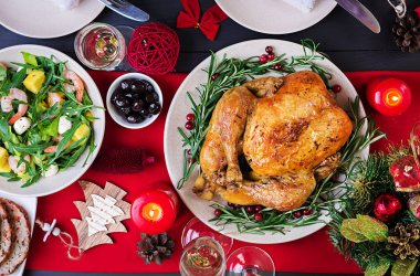 Noel tablo tablo parlak tinsel ve mumlarla süslü bir Türkiye ile servis edilir