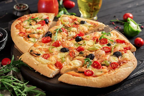 Deliciosos Camarões Frutos Mar Pizza Mexilhões Uma Mesa Madeira Preta — Fotografia de Stock