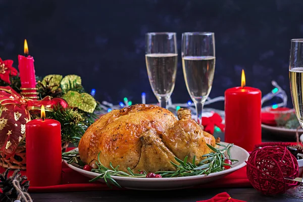 Tavola Natale Servito Con Tacchino Decorato Con Fili Lame Luminose — Foto Stock