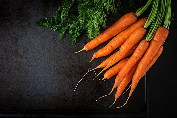 Bunch Fresh Carrots Green Leaves Dark Background — Stock Photo, Image