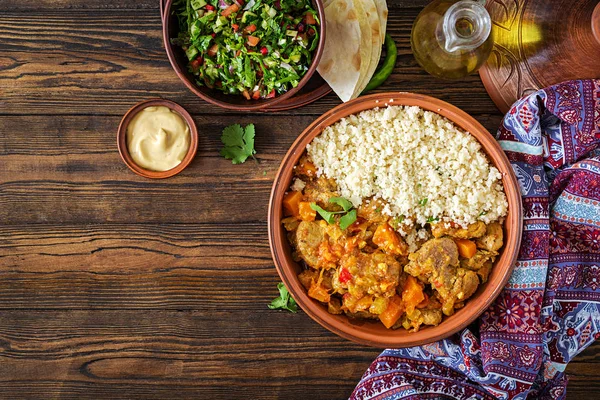 Pratos Tradicionais Tajine Cuscuz Salada Fresca Mesa Madeira Rústica Tagine — Fotografia de Stock