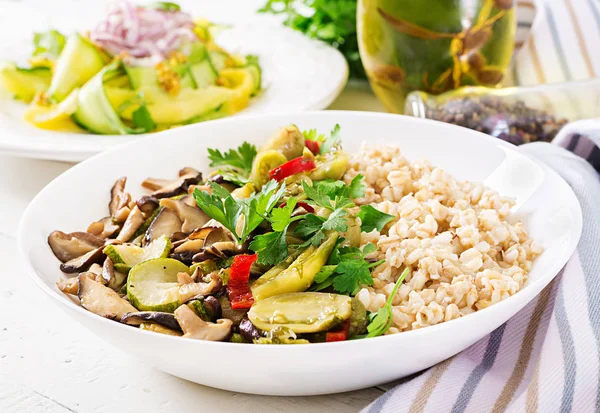 Comida Vegetariana Saludable Champiñones Shiitake Calabacín Avena Gachas Tazón — Foto de Stock