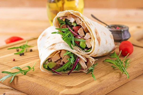 Tortillas Wraps Mit Huhn Und Gemüse Auf Hölzernem Hintergrund — Stockfoto