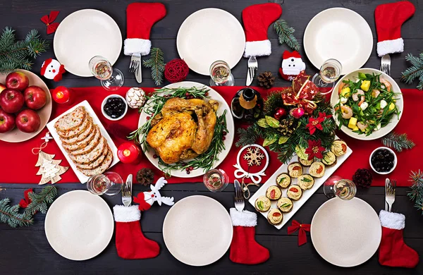 Χριστουγεννιάτικο Τραπέζι Τραπέζι Σερβίρεται Μια Γαλοπούλα Διακοσμημένα Φωτεινά Στολίδια Και — Φωτογραφία Αρχείου