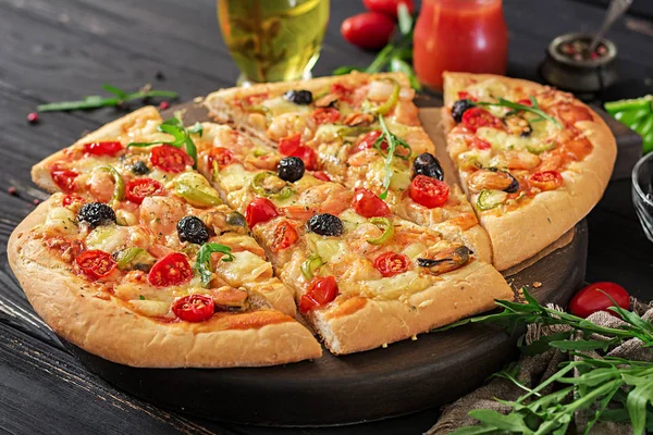 Deliciosos Camarões Frutos Mar Pizza Mexilhões Uma Mesa Madeira Preta — Fotografia de Stock