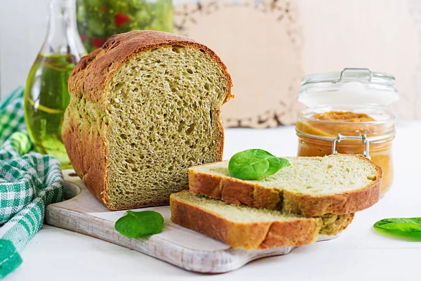 Pão Espinafre Recém Assado Uma Mesa Madeira Branca — Fotografia de Stock