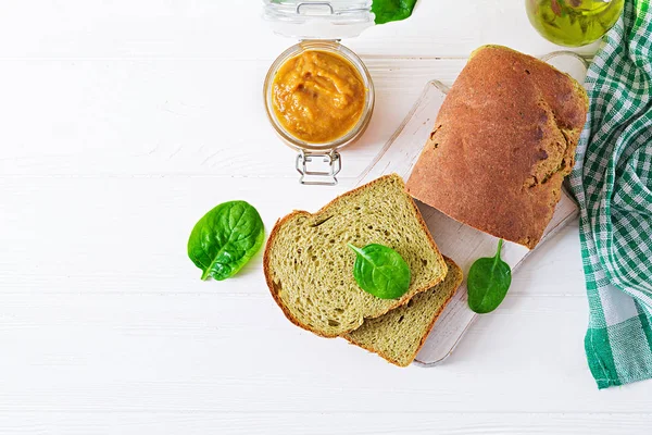 Pane Spinaci Appena Sfornato Tavolo Legno Bianco — Foto Stock