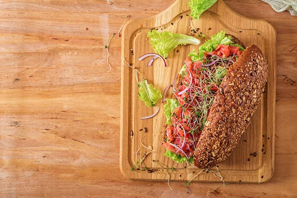 Laks Sandwich Smorrebrod Med Ost Fløde Grøn Træbord - Stock-foto