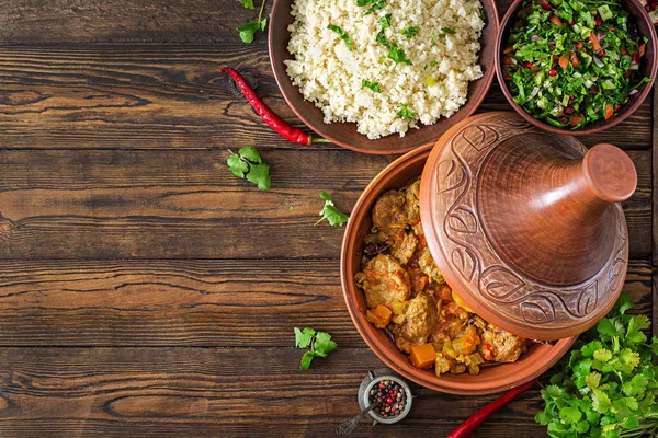 Traditionelle Tajine Gerichte Couscous Und Frischer Salat Auf Rustikalem Holztisch — Stockfoto