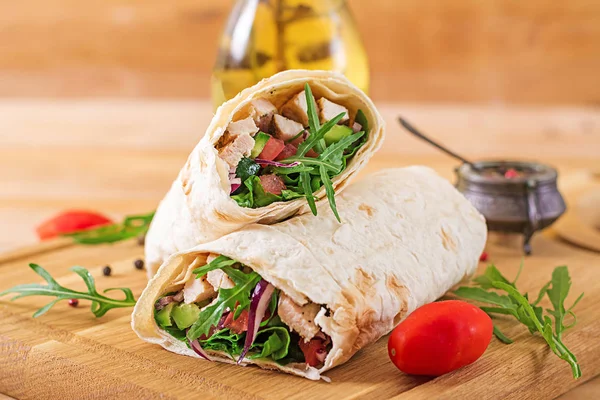 Tortilla Wraps Med Kyckling Och Grönsaker Trä Bakgrund — Stockfoto