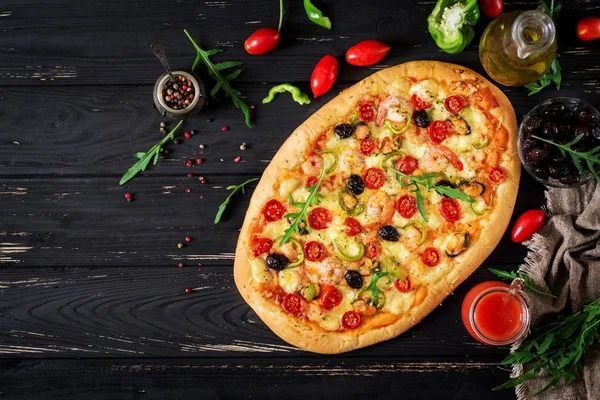 Deliciosos Mariscos Camarones Mejillones Pizza Una Mesa Madera Negra — Foto de Stock