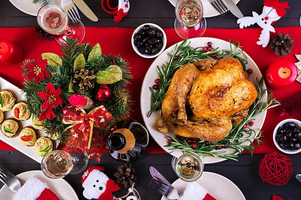 Mesa Navidad Sirve Con Pavo Decorado Con Oropel Brillante Velas — Foto de Stock